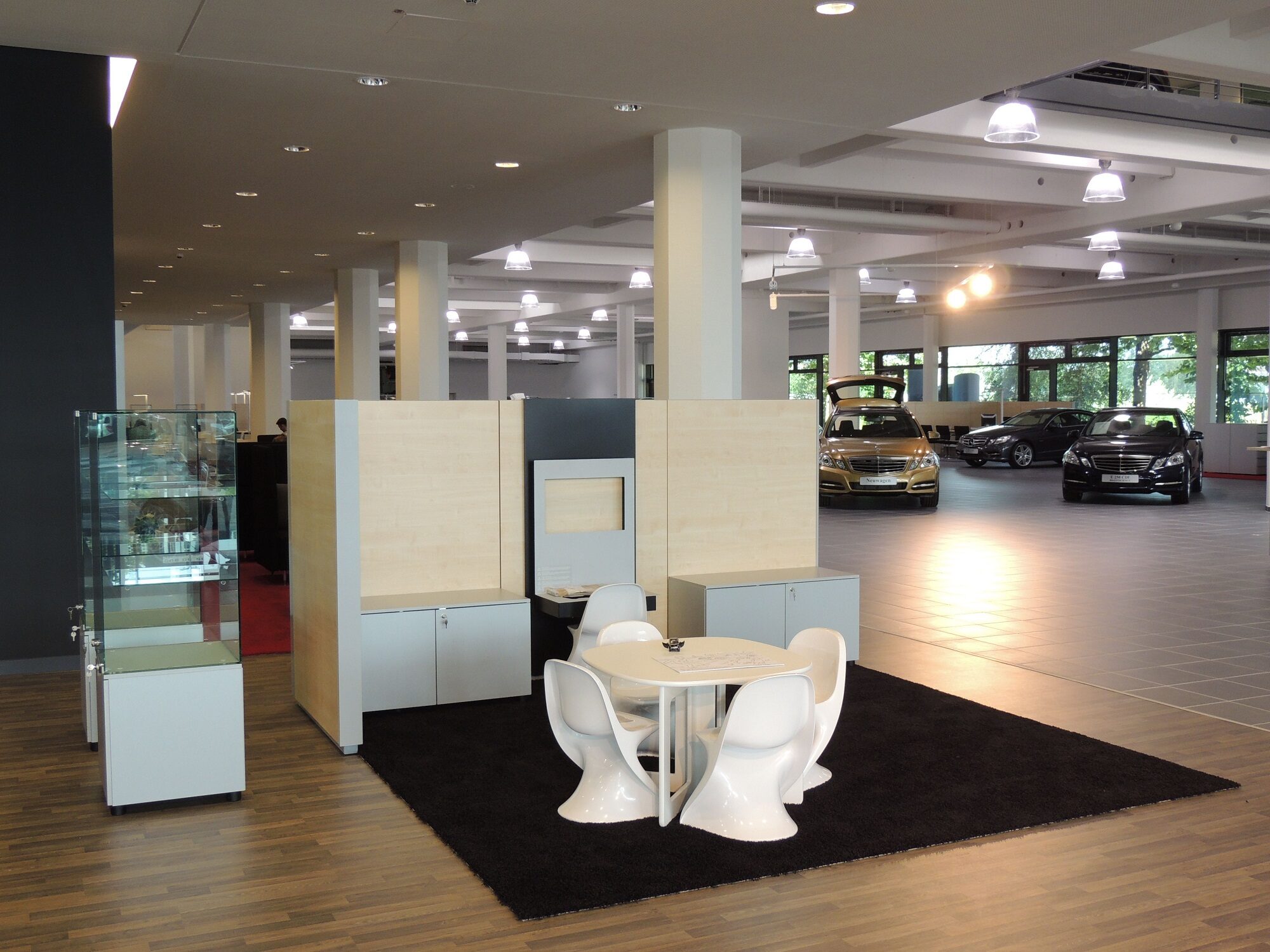 Beratungsinsel mit Raumtrennwänden und Akustikdecke im Mercedes-Benz Center
