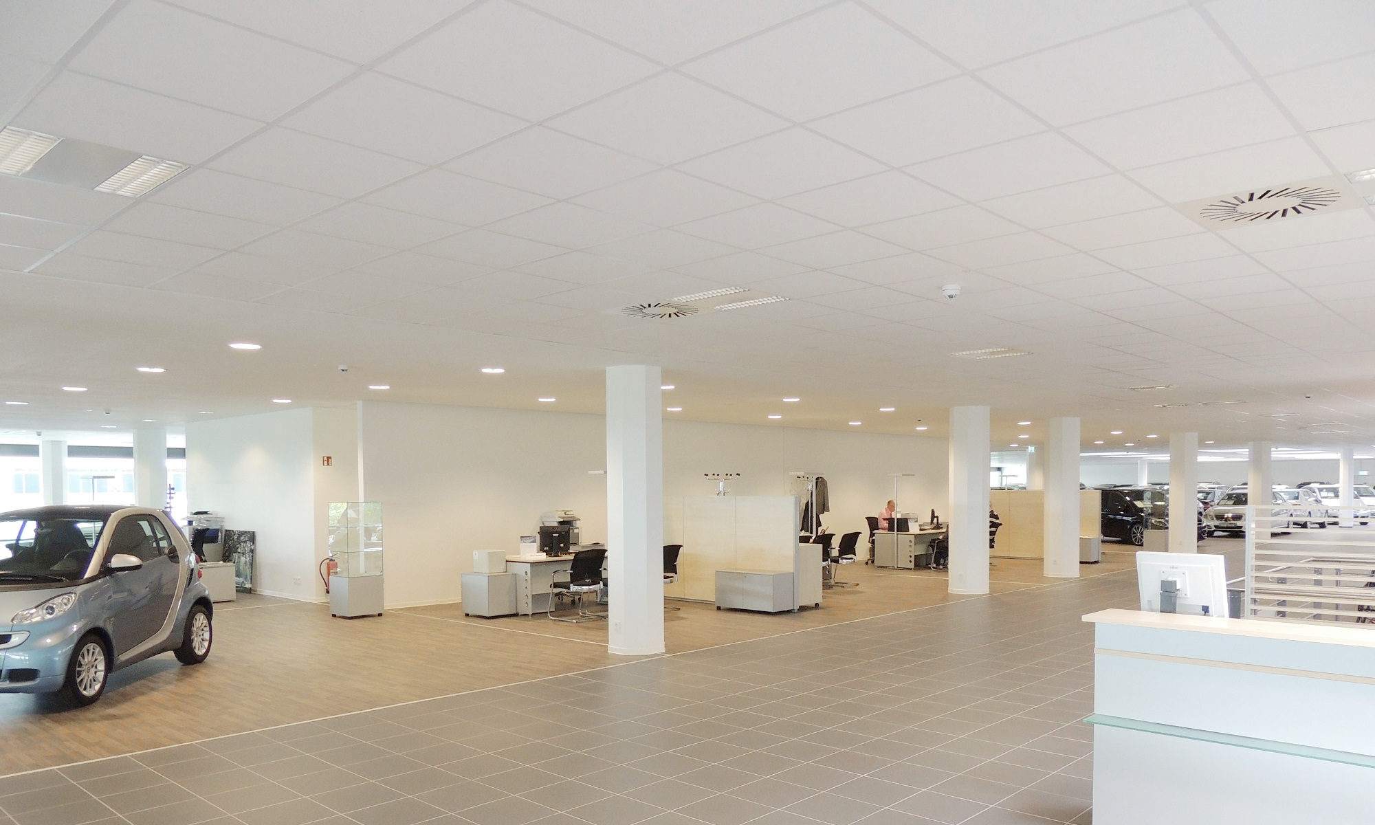 Autohaus-Halle mit großflächiger Mineralfaser-Akustikdecke