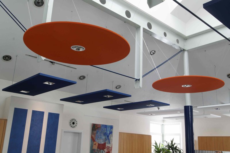 Flur mit abgehängter Decke in einem Verwaltungsbau